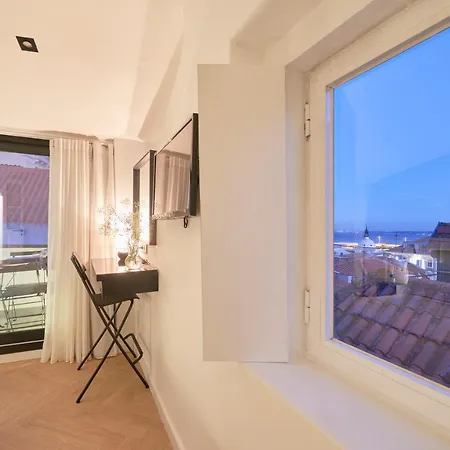 Daire Terrace&shower River View.